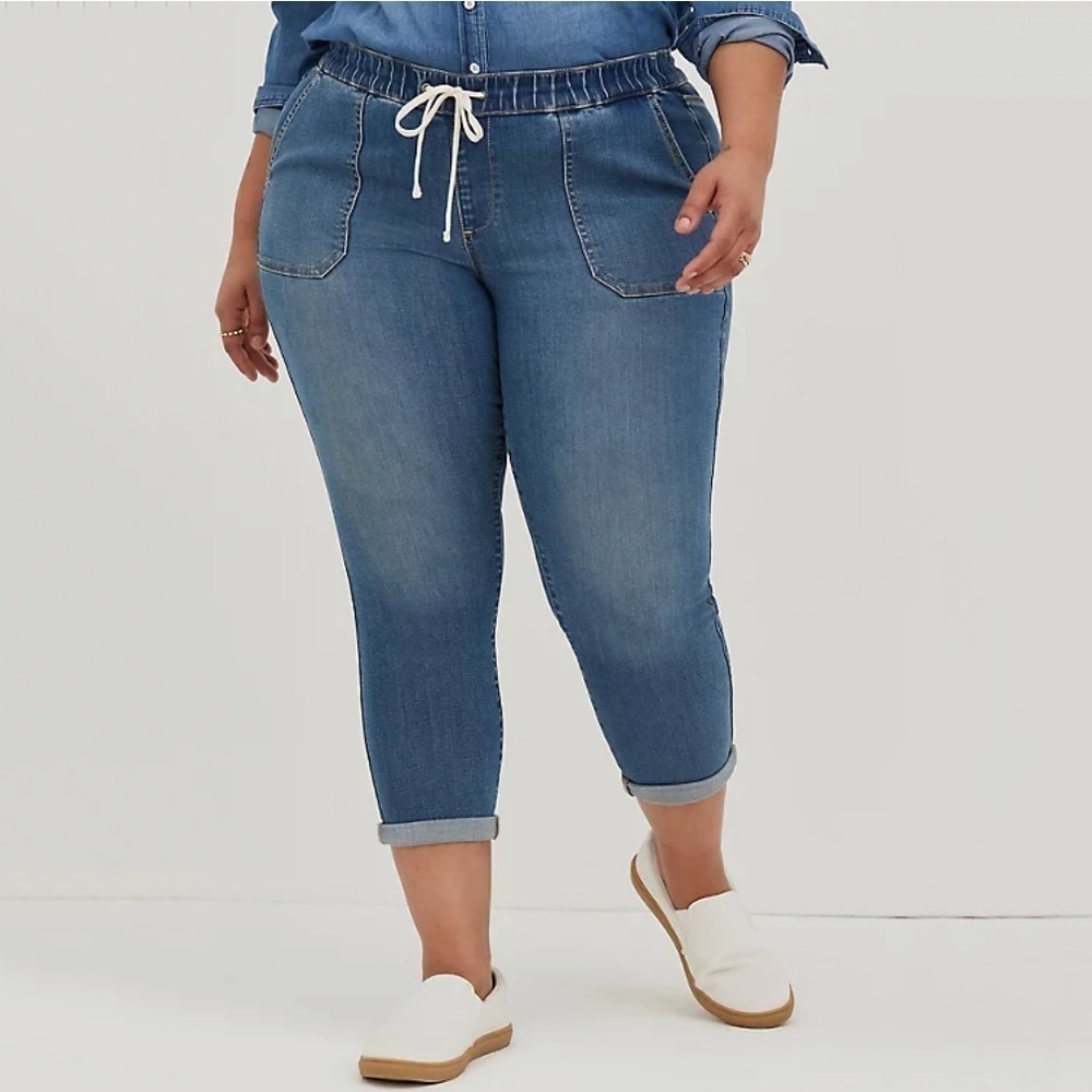 NWT Torrid Crop Pull On Boyfriend Super Soft Mid Rise Jeans Maritime Wash